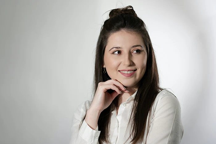 A person wearing a white shirt